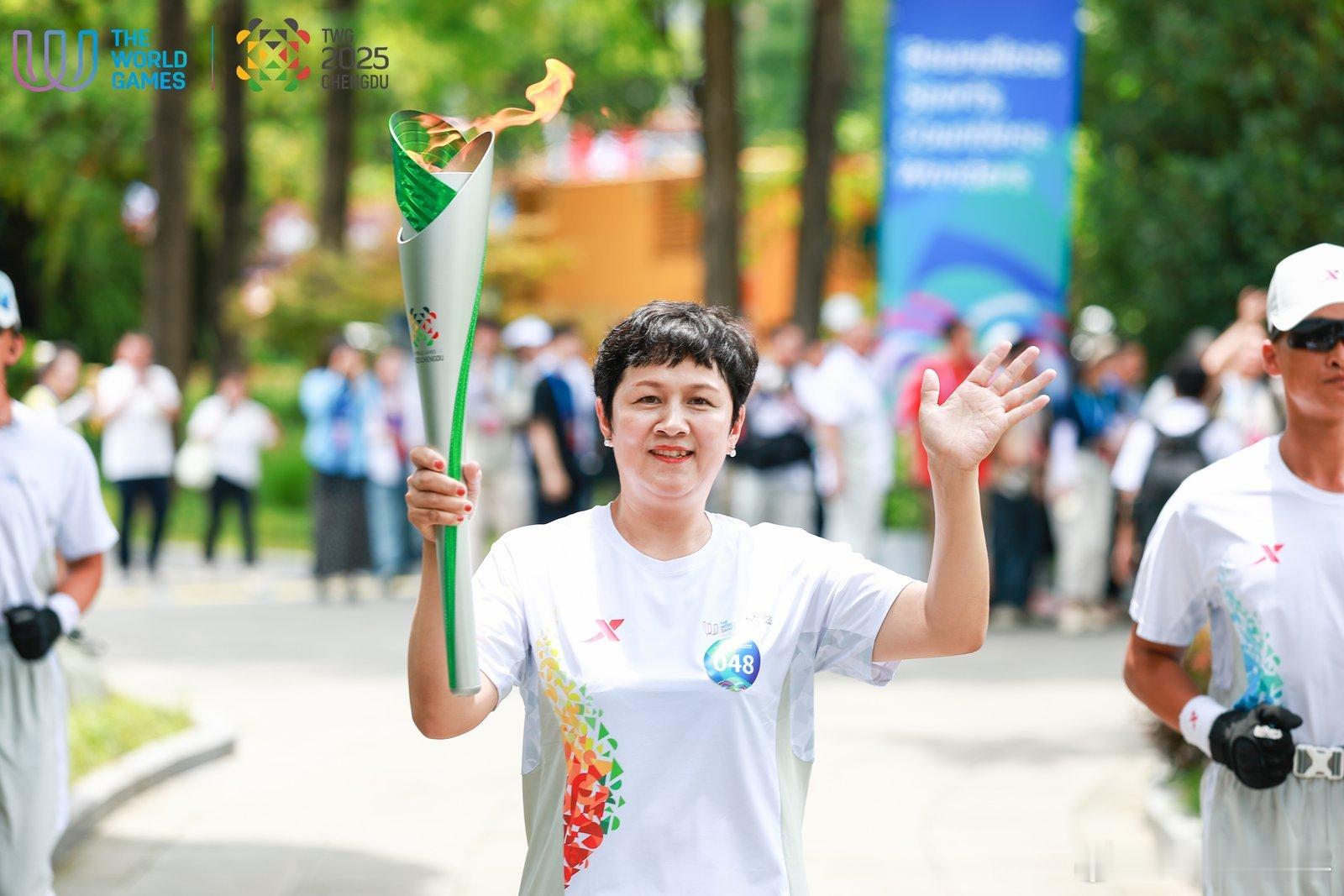 世运会火炬传递武侯祠站火炬手，中国第一位射箭奥运冠军张娟娟。 ​​​