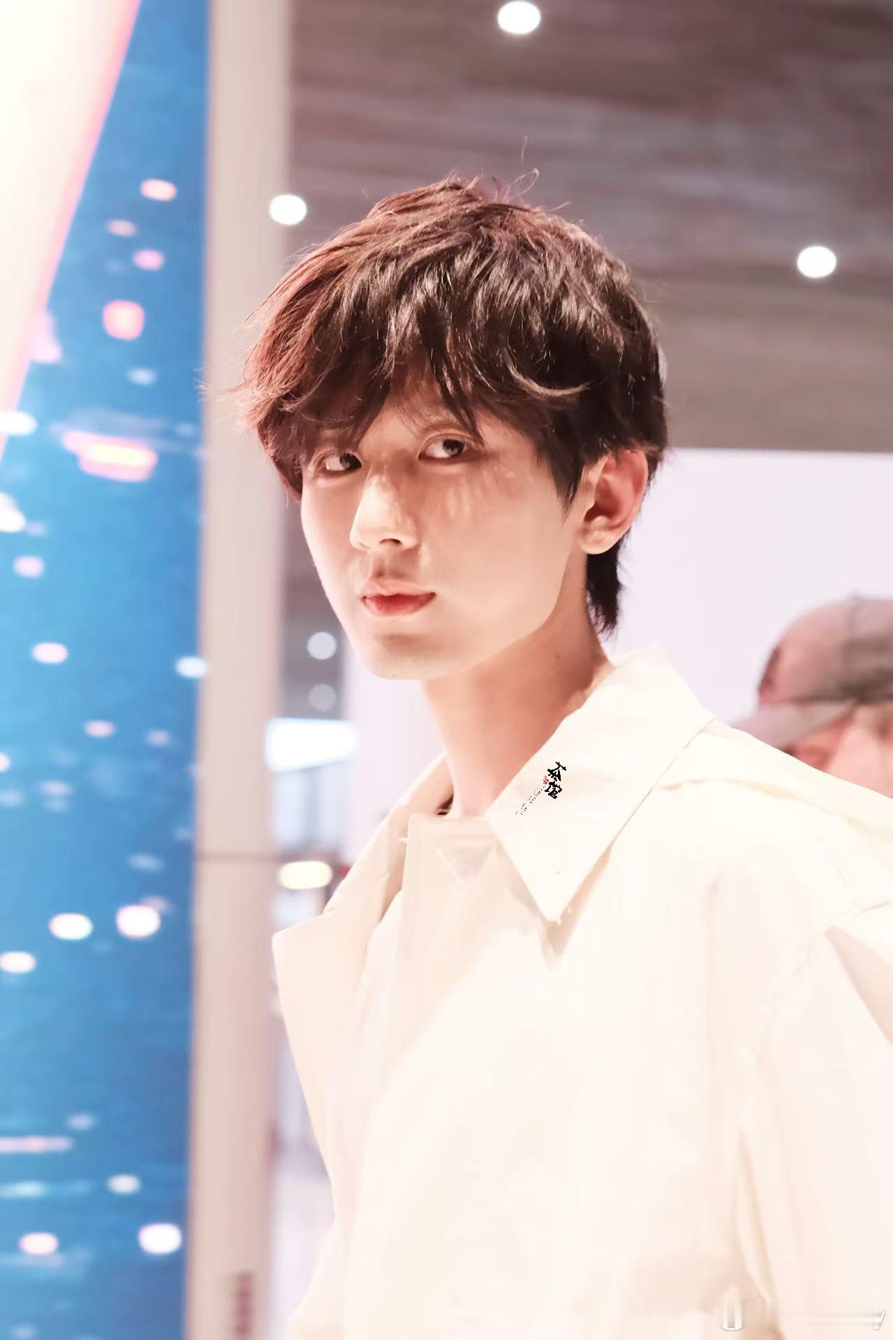 为成毅守护星愿cyGAP中国品牌代言人成毅都说湘西的山水养人魂魄，果然也把你养成