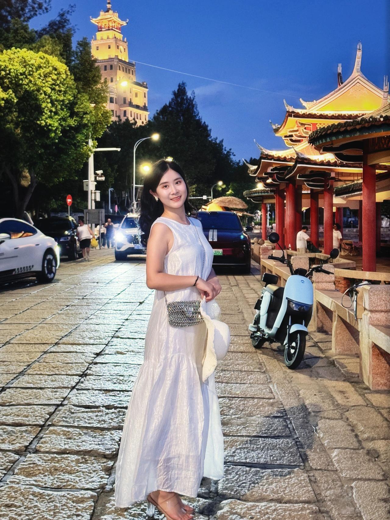 晚上在街头拍了个美美的照片。