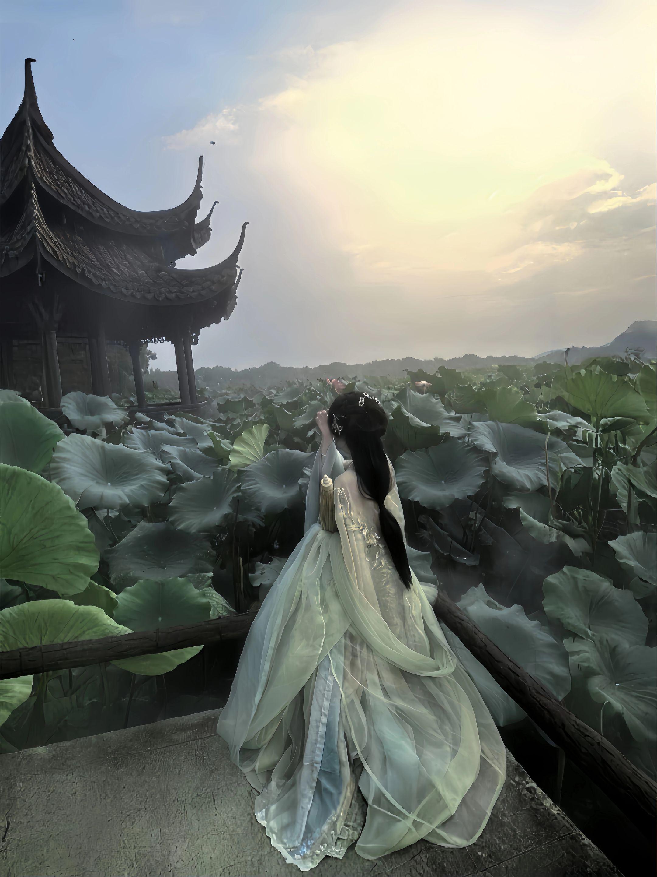 “江南淡淡雨潇潇，与君暮暮复朝朝”