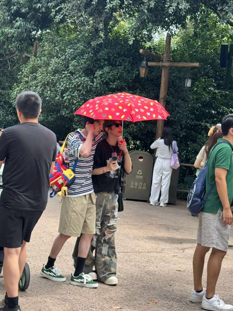 迪士尼偶遇INTO1小分队 网友迪士尼偶遇INTO1小分队刘宇 高卿尘 林墨 伯
