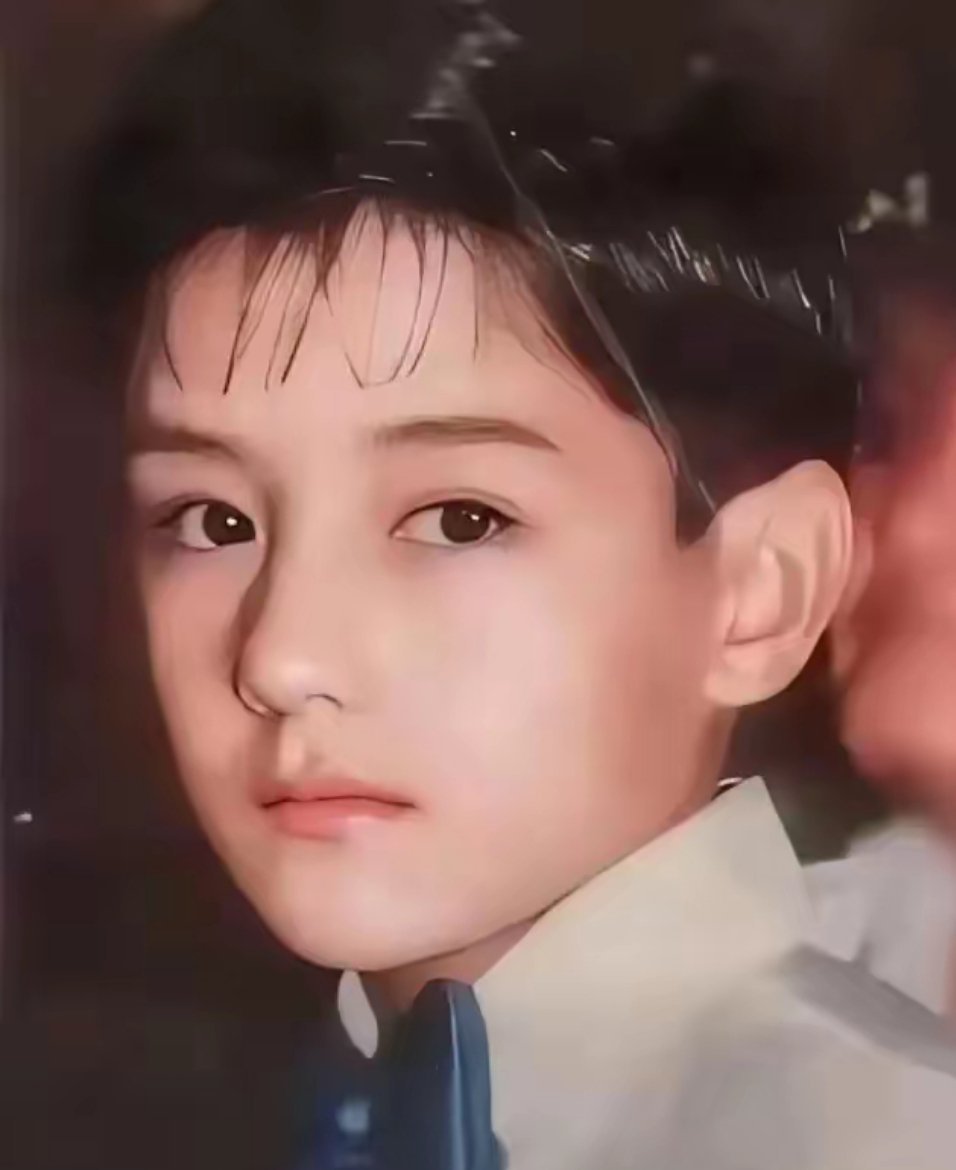 来猜谜咯！有位亚洲第一美男，从小就美得与众不同。他是无父无母的混血儿，却怀揣一颗