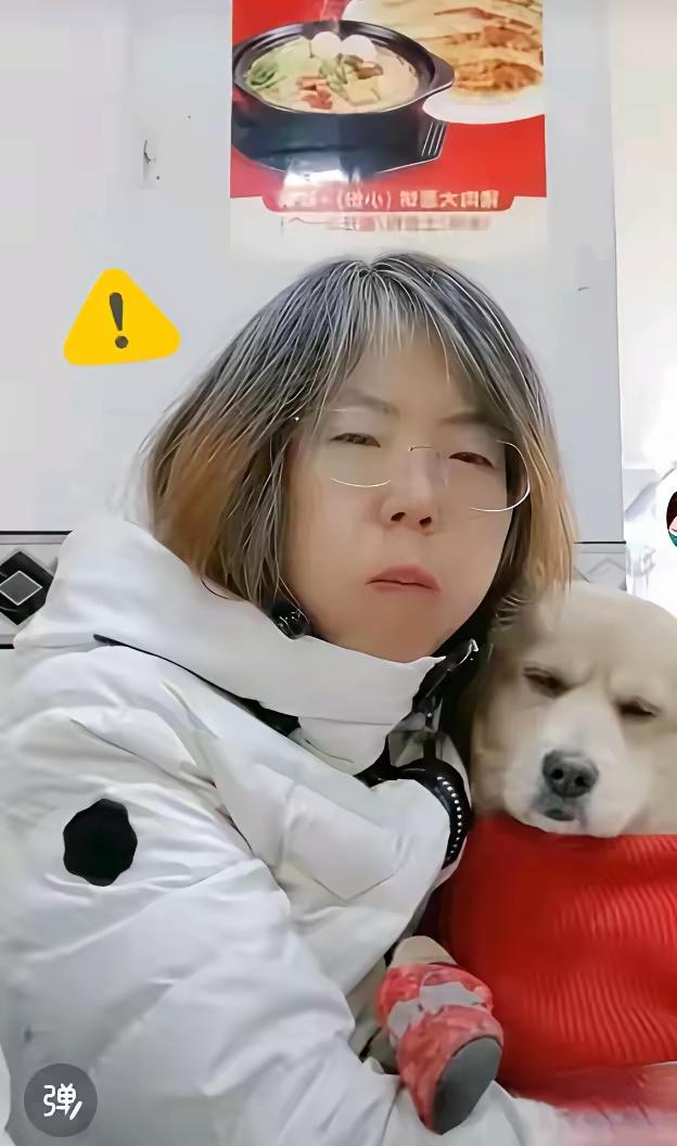 没想到养狗时间长了，
狗还能和主人越来越像。
怪不得她会让狗上桌吃饭，还洋洋得意