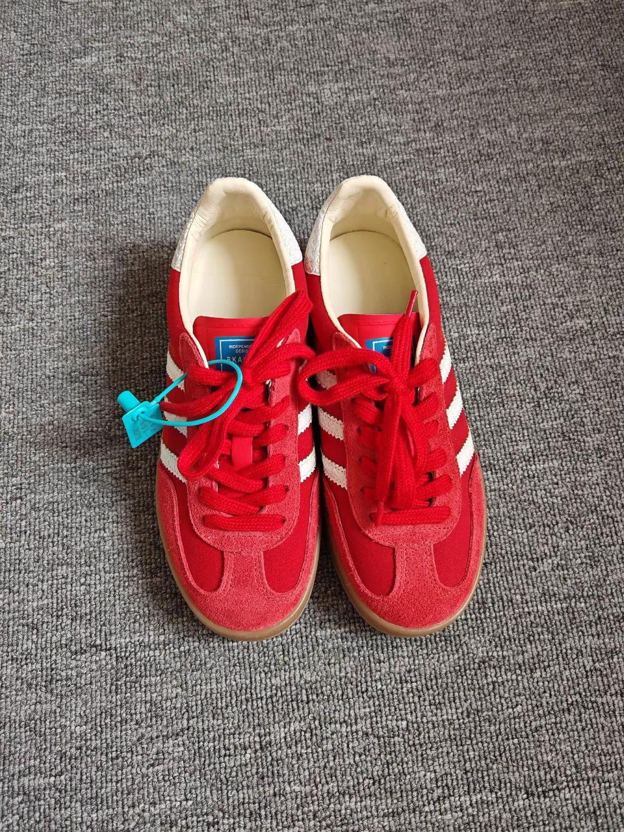 买了两双德训鞋，一双搭裙子，一双搭裤子，太完美了百搭鞋子秀气显脚小