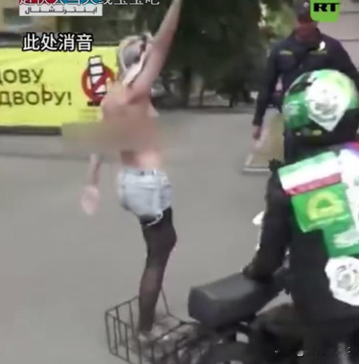 乌克兰也是搞笑，被卖了还在帮别人数钱！伊朗媒体报道，在伊朗驻乌克兰大使馆外，不少