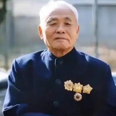 1949年，一个解放军军长回家探亲，亲娘就在眼前，他却装作不认识，还撒谎说：大娘