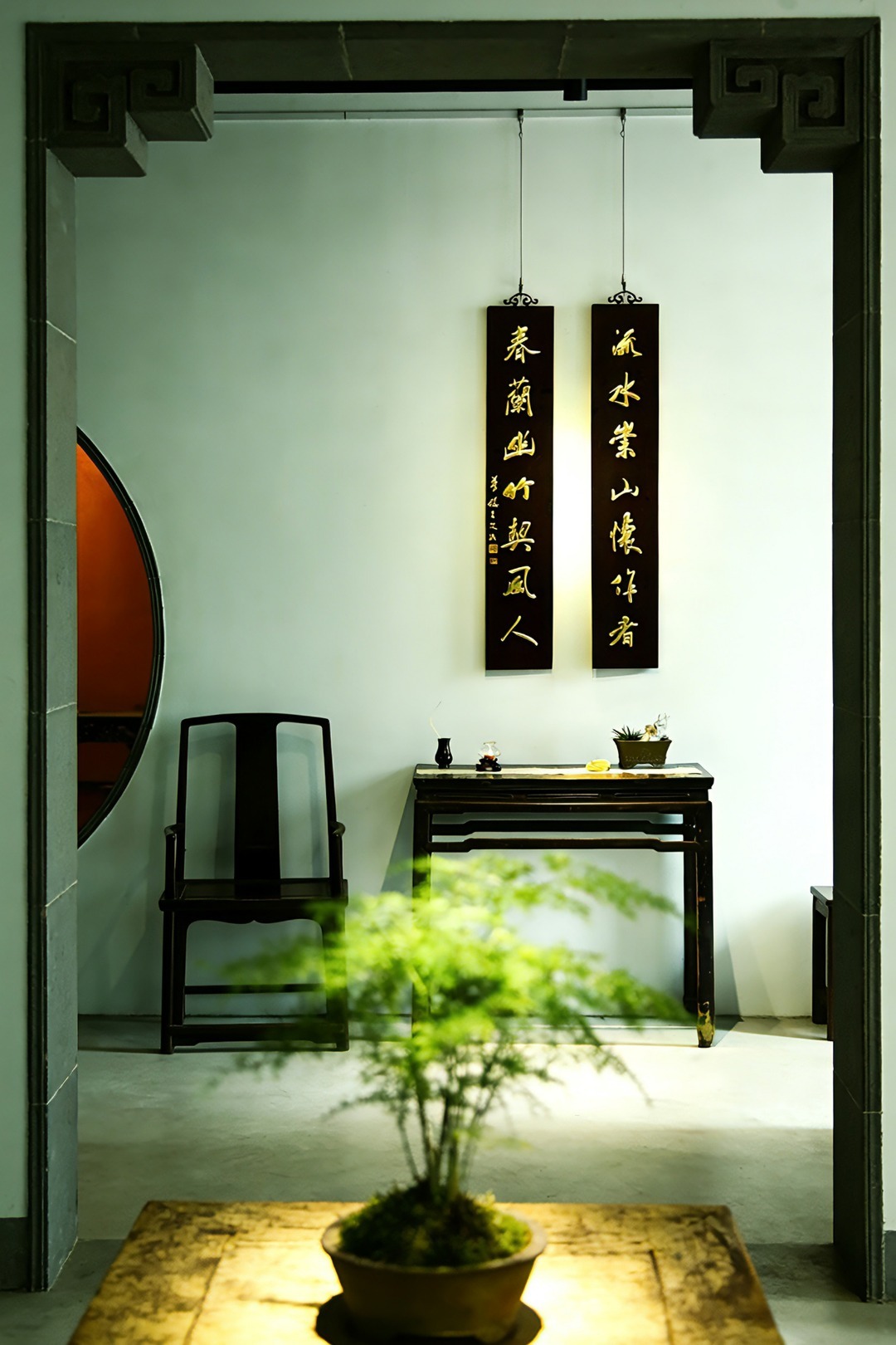 老楠木x金箔 | 七言对联老楠木新作，形制古雅，手工阴阳刻，后贴真金箔；释文：“