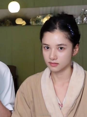 你的意思这是张婧仪素颜原本计划长成张婧仪素颜这样 刷到这组素颜路透直接被震撼，你