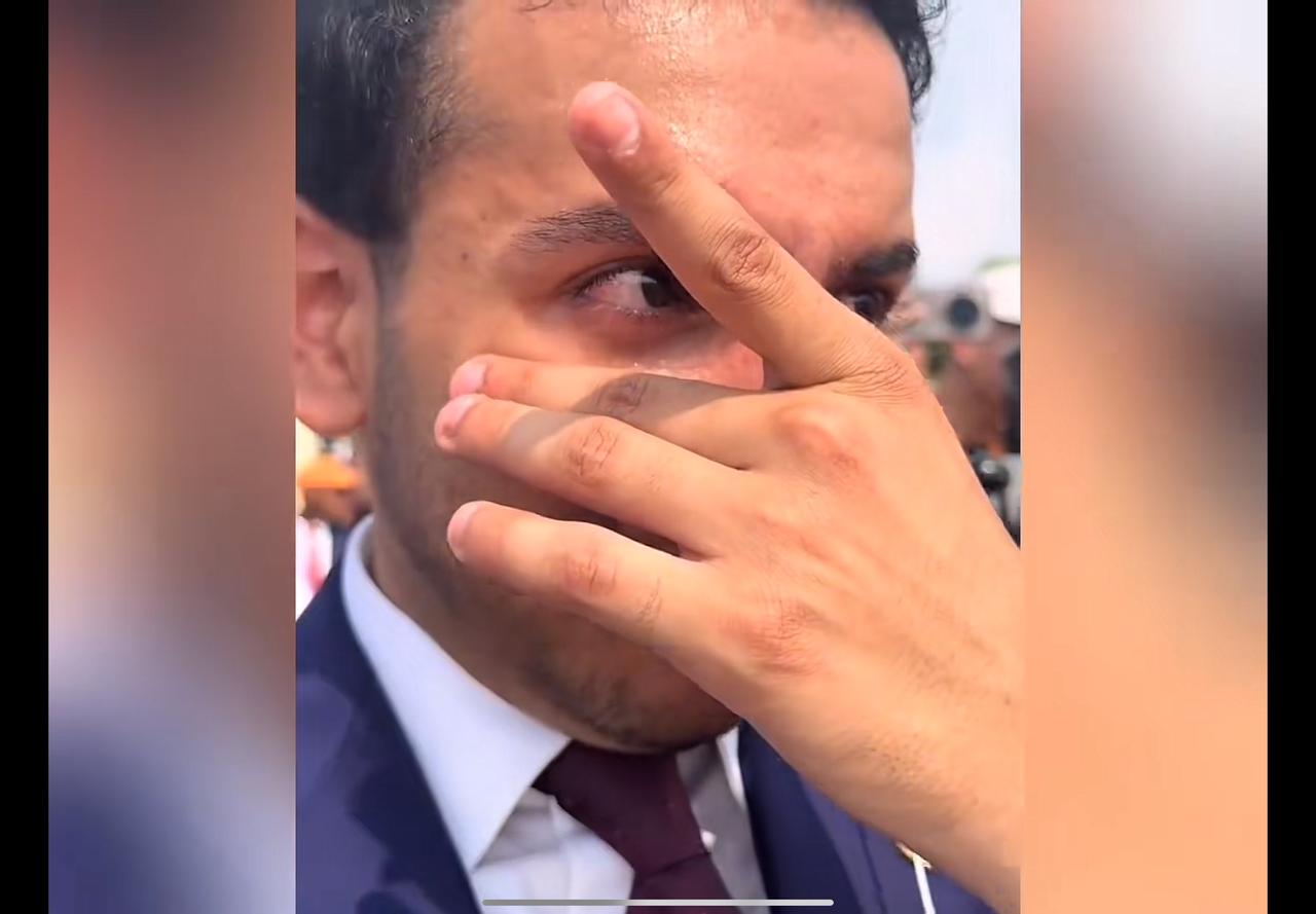 阅兵式上，这个老外感动得“流泪”不止！

这位老外来自伊拉克，他是一位记者，有个
