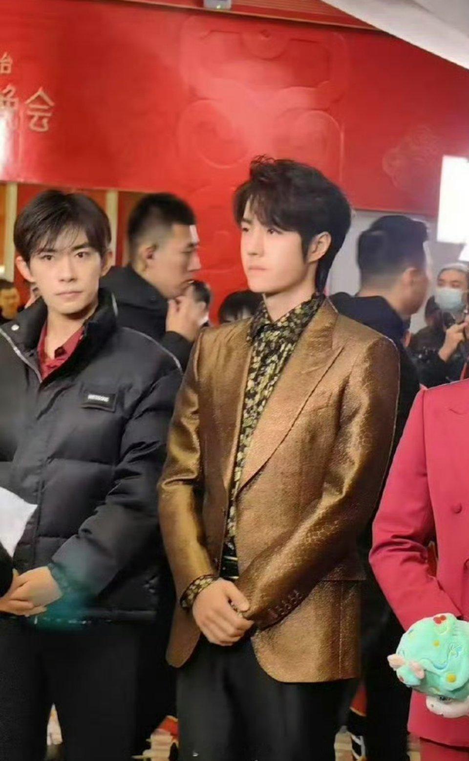 王一博易烊千玺春晚同框路透 王一博易烊千玺春晚同框路透🈶两人状态都好好～ 