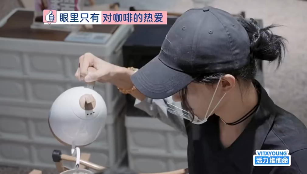 女孩被咖啡店员的问候暖到爆哭 曾文渊这老板真贴心，那天心情不好来喝咖啡，被他温柔