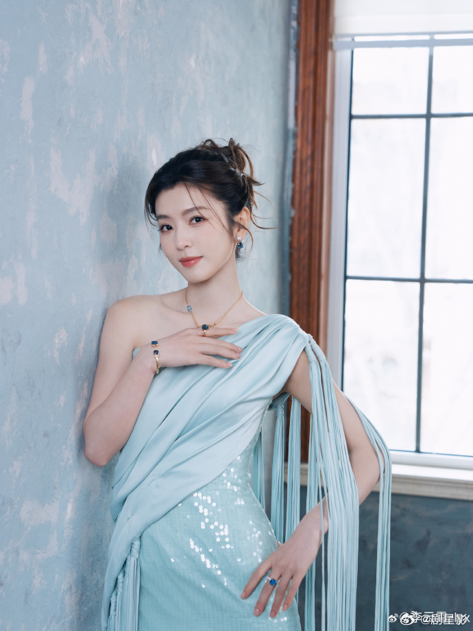 李云霄美到失语  微博之夜的李云霄美到失语  看到这一套造型的时候，真的是太美了