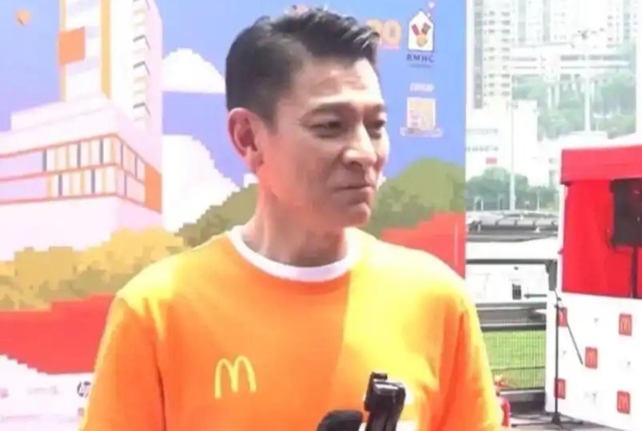 4月18日，刘德华现身香港爱心马拉松，没想到现场竟被记者追问起14岁女儿的私事！