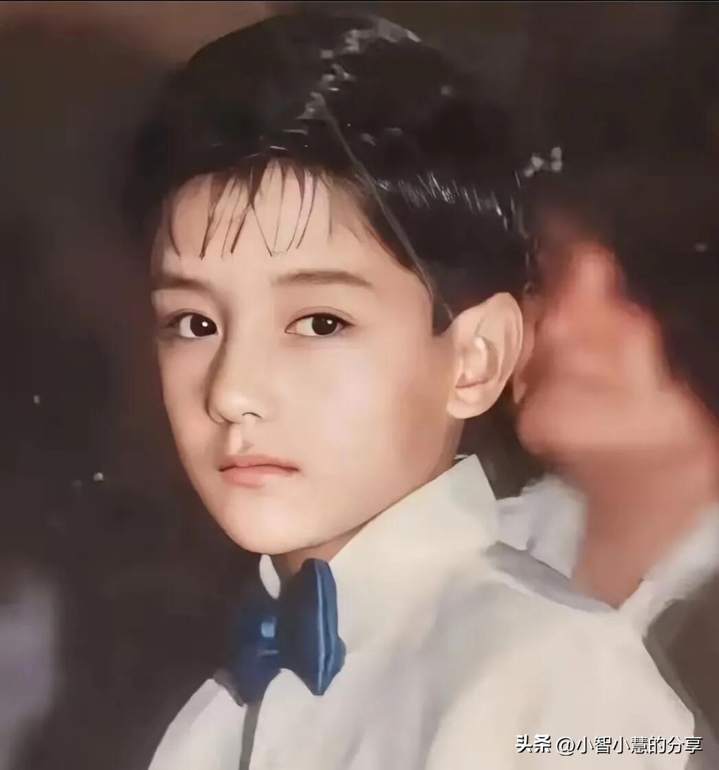 这一位男孩长相英俊，眼神很独特，谁也没有想到他长大之后会成为亚洲最帅的一个男明星