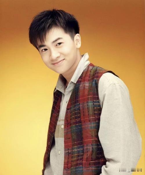 真没想到，苏有朋也割过双眼皮，
一直以为他是妈生的浓眉大眼睛，
结果，竟然不是原