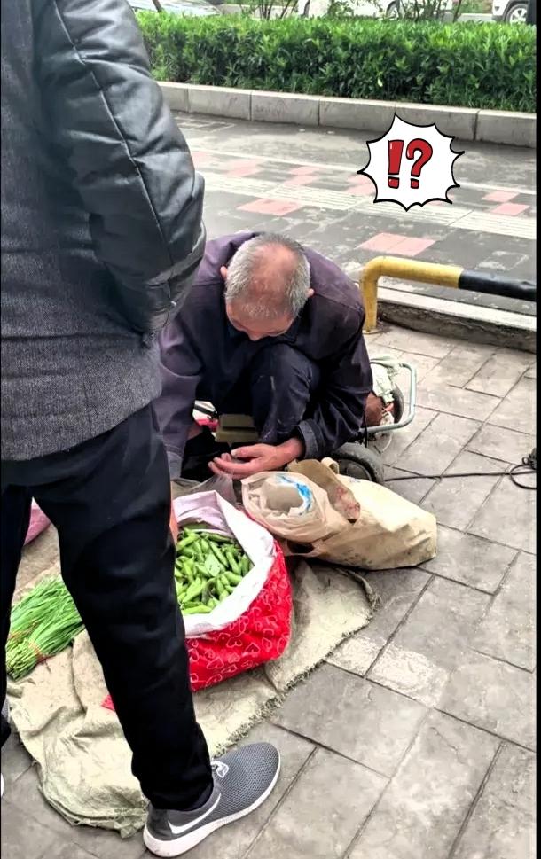 卖菜大爷生意冷清还天天出摊？我忍不住问了一嘴，大爷的回答直接让我跪了！
 
大爷