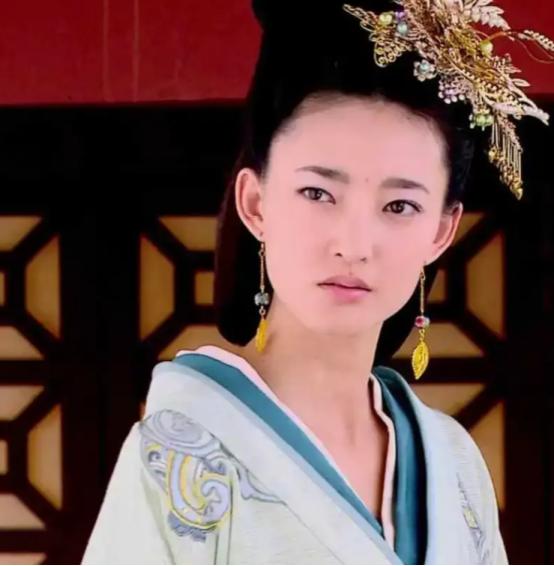 公元前135年深秋，71岁的太皇太后窦漪房在长乐宫病榻上死死攥住汉武帝的手，嘶哑