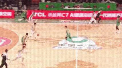 昨晚，辽宁主帅杨鸣对朱俊龙三步上篮，提出了交涉，认为朱俊龙四步上篮了。但是当值裁