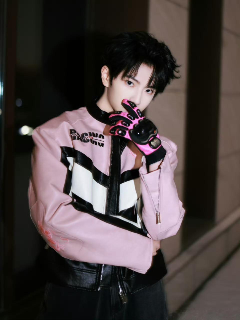 穆祉丞这条有文案穆祉丞这套造型好帅啊粉色外套气质绝佳 