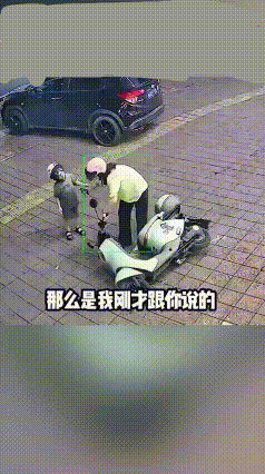 一位宝妈骑电动车带着娃，一边骑车一边低头看手机，一不小心连人带车摔倒了。她先把手