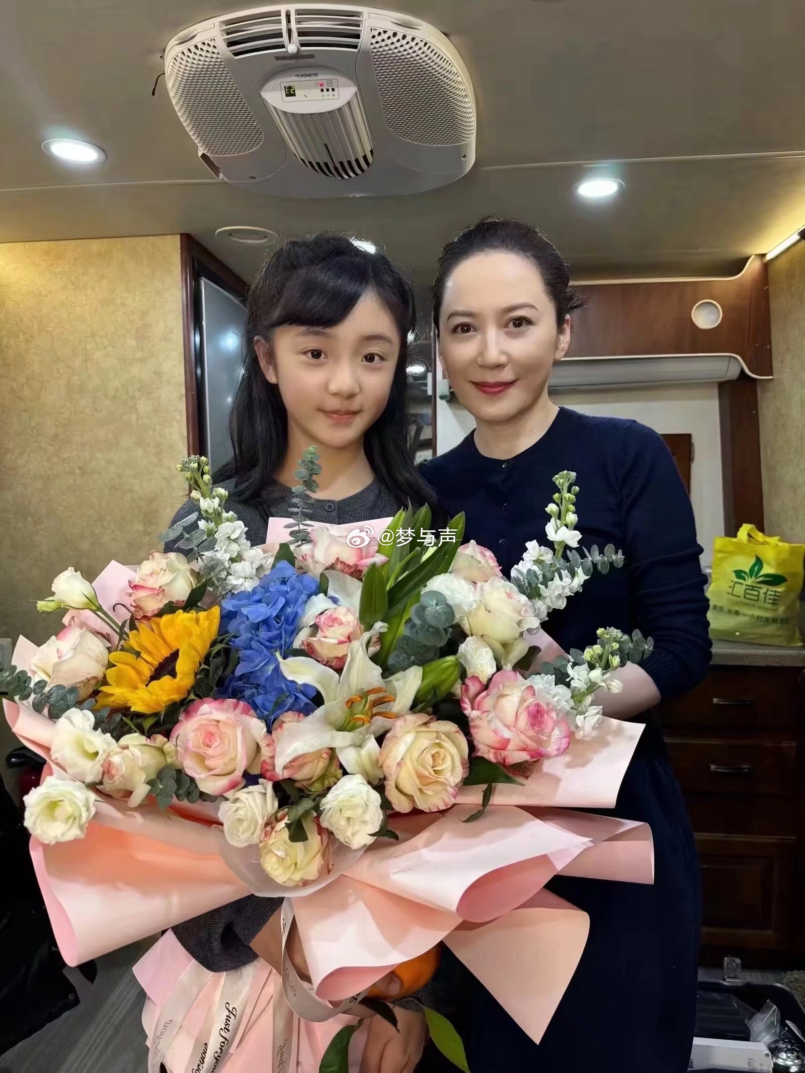 白鹿叶璃第二人格是15岁童星演的莫离青霜的演员才15岁 从5岁《三生三世》到15