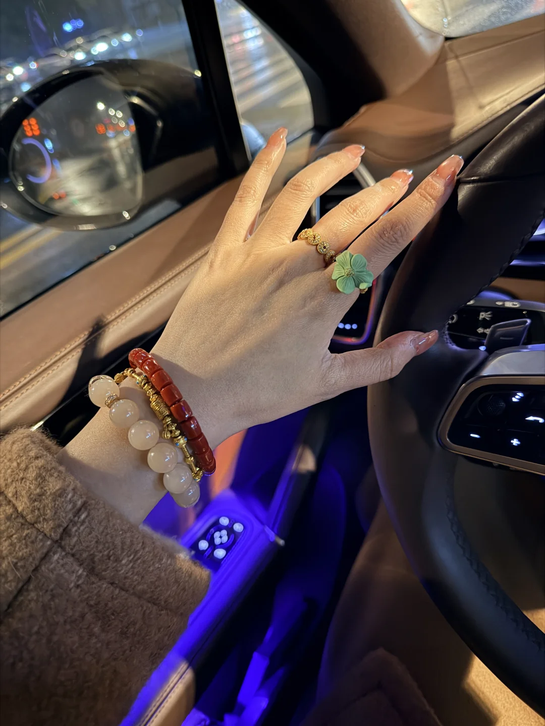 我出门是这样的，给我看看你们的手串吧