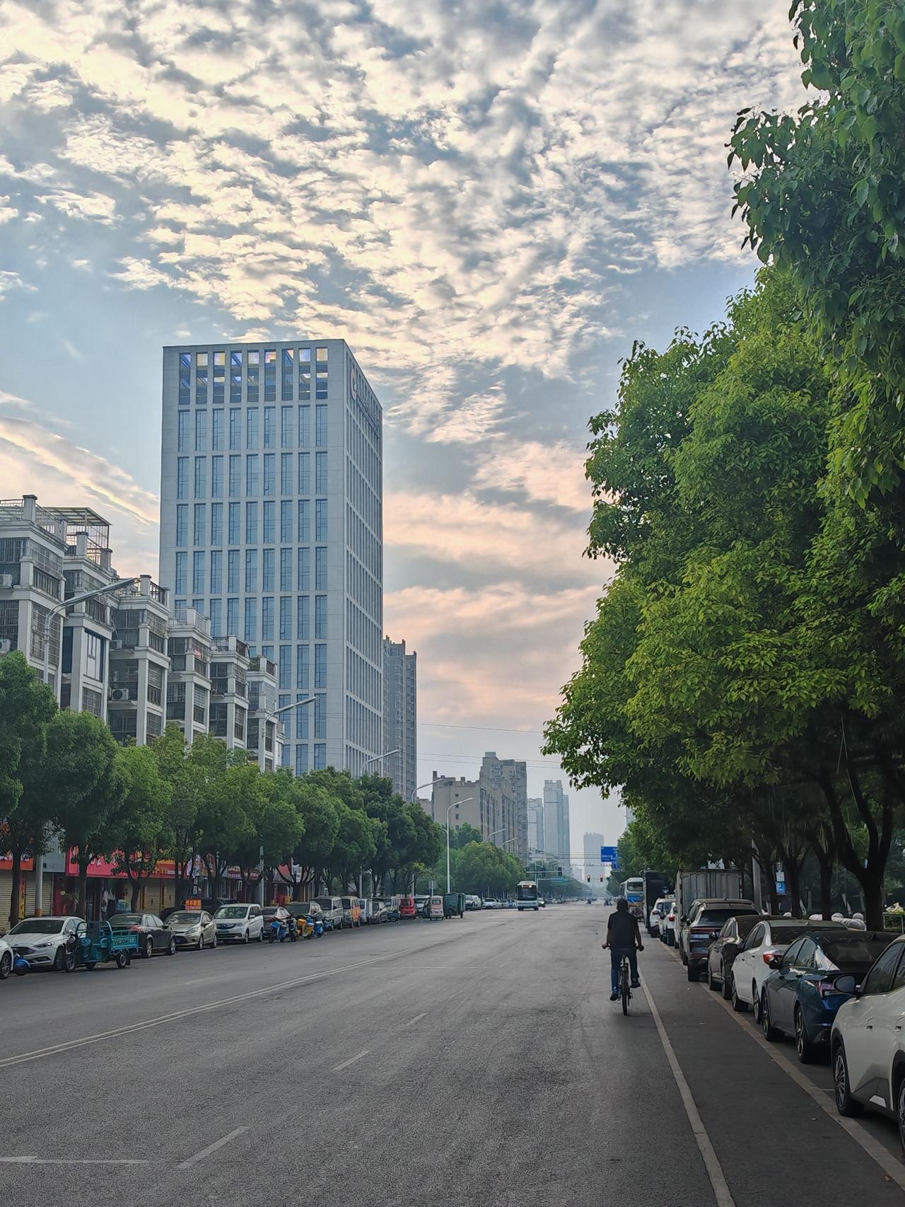夏天到咯，穿着舒适的衣服出门走走，看看风景，简直不要太惬意！
就像在济南，夏日的