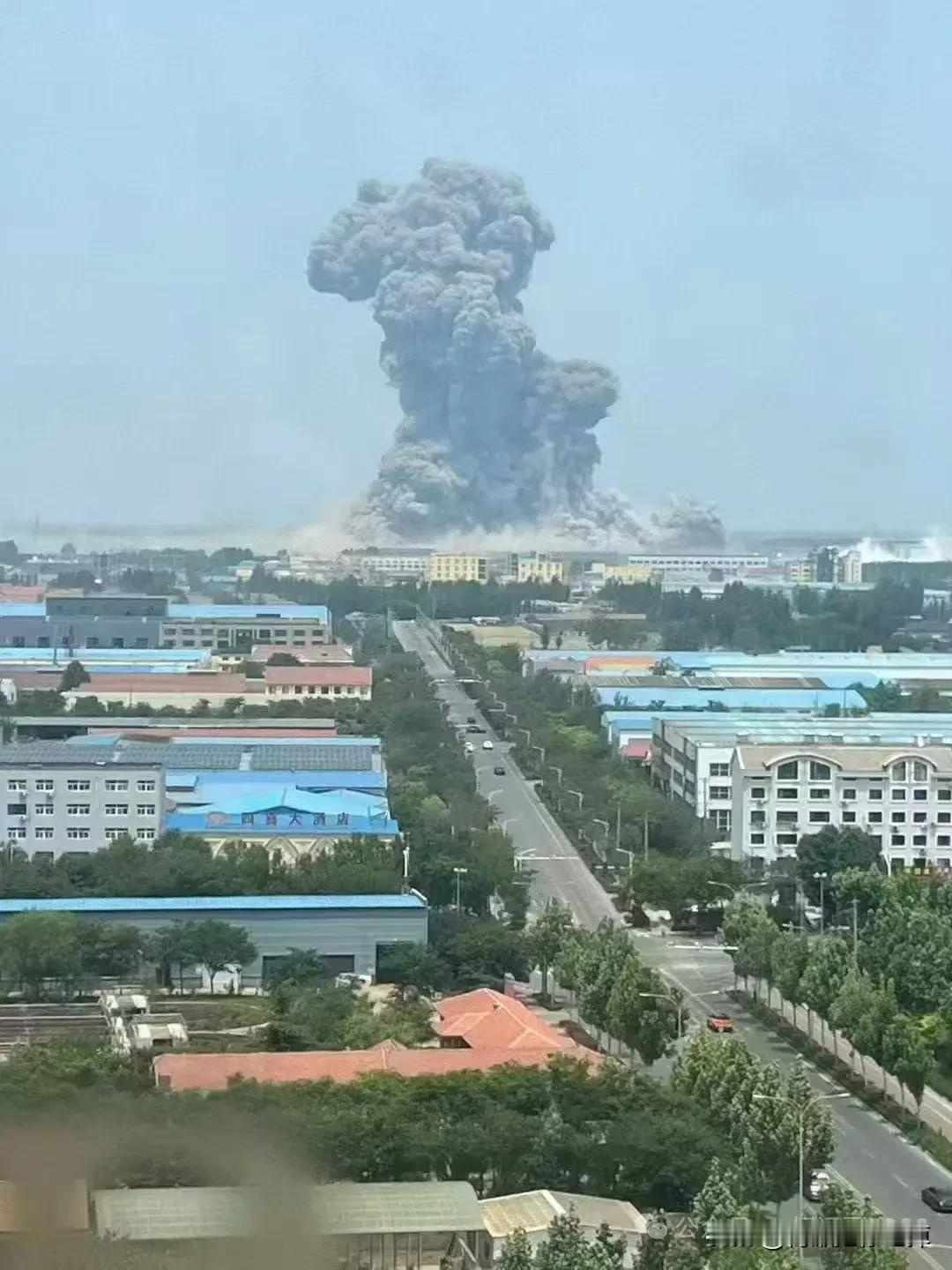 突发！山东高密一家化工厂发生爆炸！
爆炸升起一朵蘑菇云！
高密市是诺贝尔获得者莫