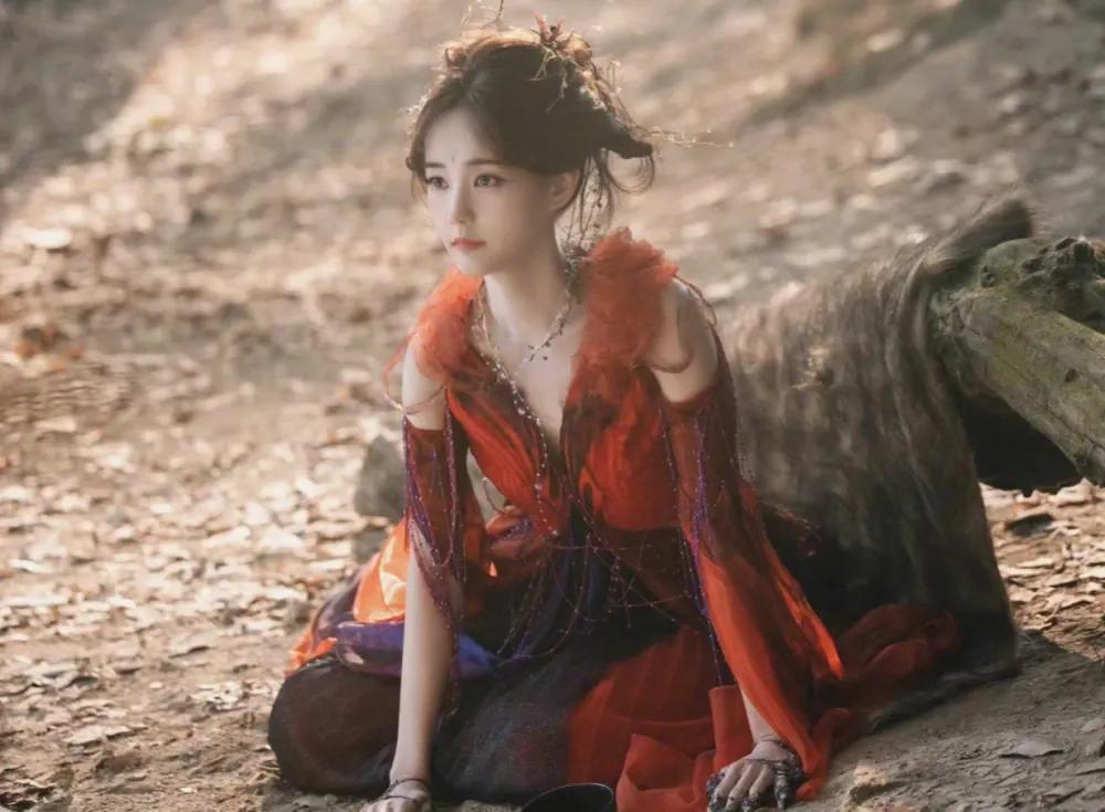看看这次你又要脸盲了吧？

白鹿、李一桐两位美女，又是撞脸，又是撞造型，是不是又