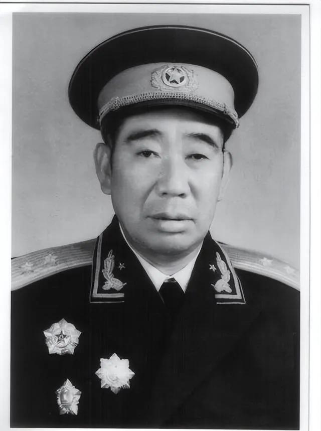 1955年授衔前，杨国夫自己估摸着能评个少将就不错了。可结果一公布，他竟与多位纵