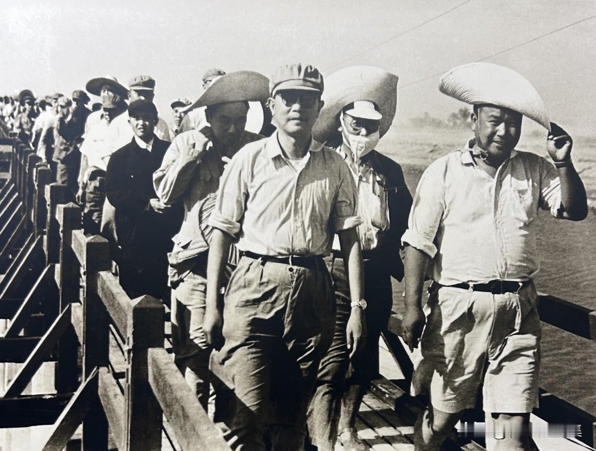 【开国功臣图片故事265】
1954年7月，正值长江流域遭遇百年一遇的特大洪水。