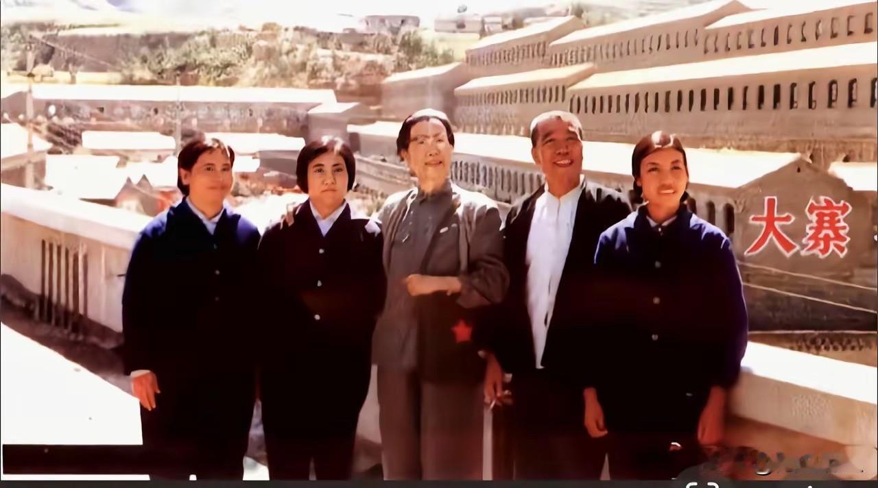 全国农业学大寨

1975年9月，全国农业学大寨会议期间（9月15日开幕），江同