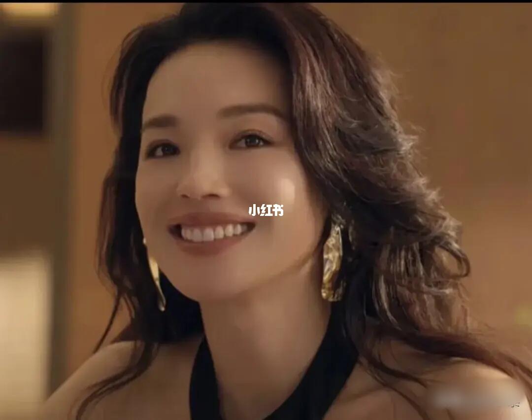 舒淇说:“年轻时候我赚来的钱，妈妈从来都不收。”主持人不解:“为什么？...