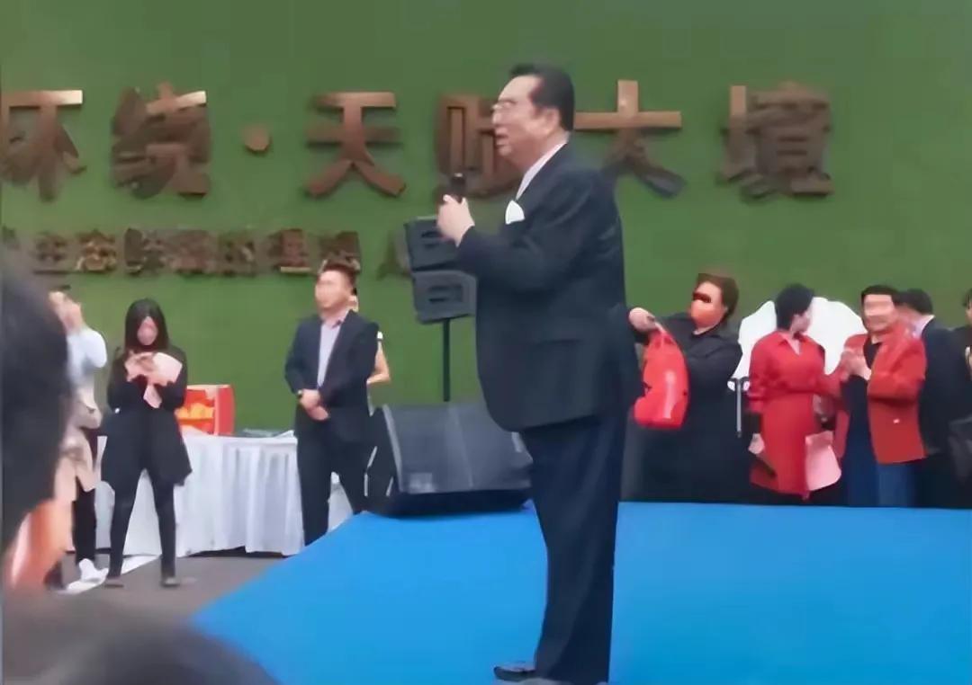 李双江退休工资三万，仍然四处走穴，供养已经出国的儿子李天一？

最近刷到两条内容