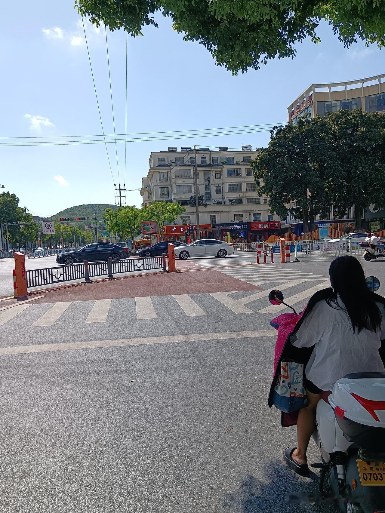几天前骑行到浙江平湖乍浦镇，发现乍浦镇的路口路面上、居民小区出入口等都安装了缓冲
