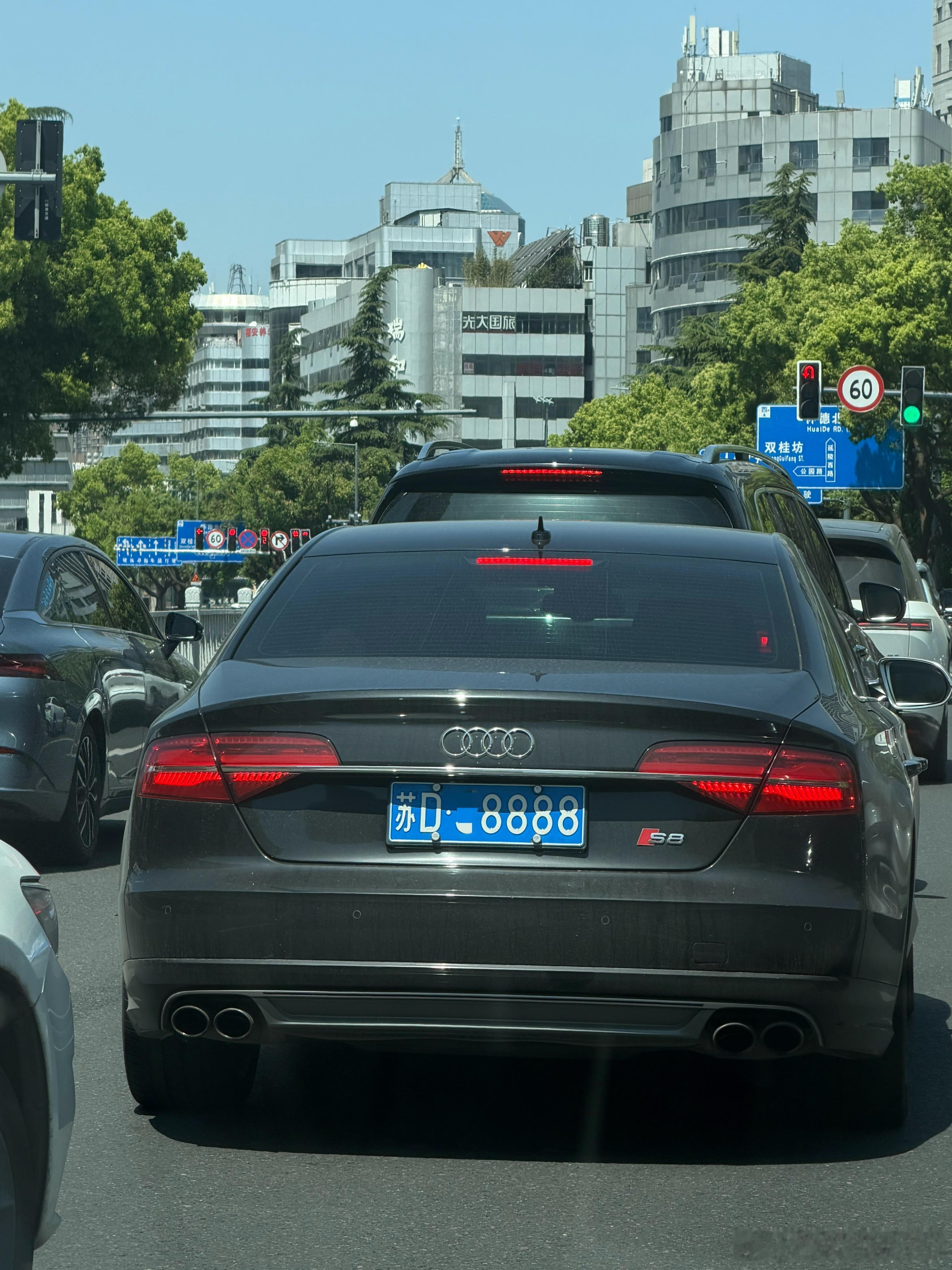 刚才别了我一下，我没敢吱声