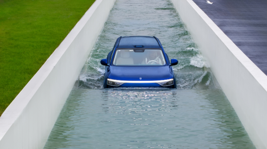 今天真的下水试了，而且是那种挺深的积水路段，接近700mm。说实话一开始手心是有
