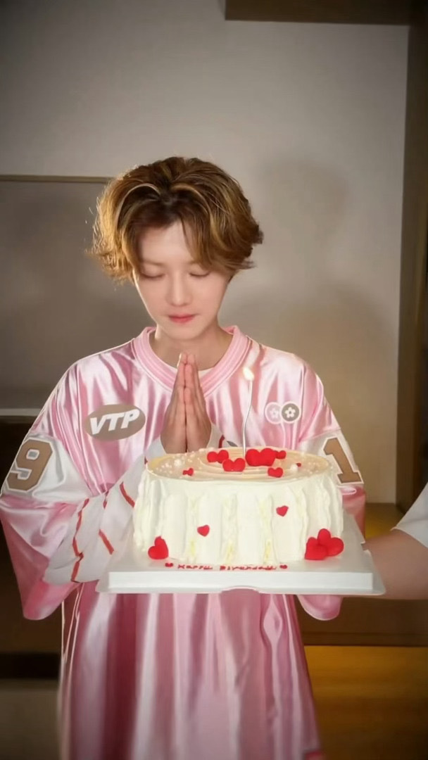 鹿晗36岁海报鹿晗36岁生日海报状态好好，感觉这么多年一直没什么变化，还是那个小