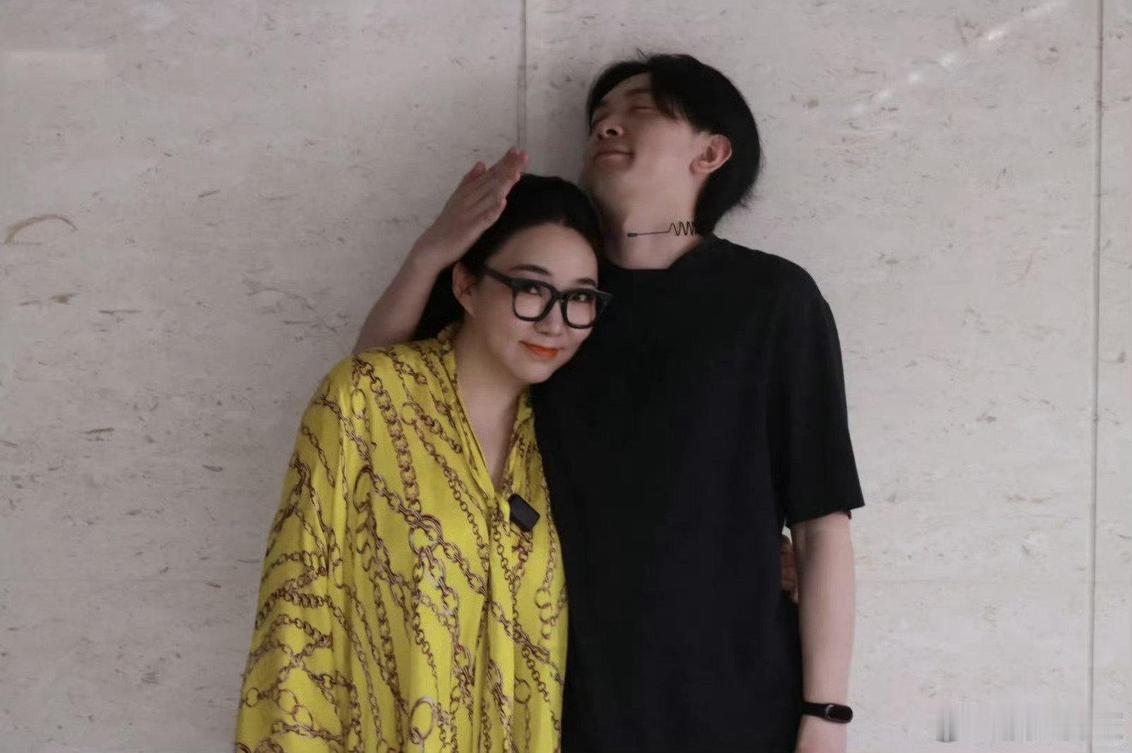 她这是想复出了吗？只能说娱乐圈这碗饭真好挣啊马薇薇和男友合照 ​​​