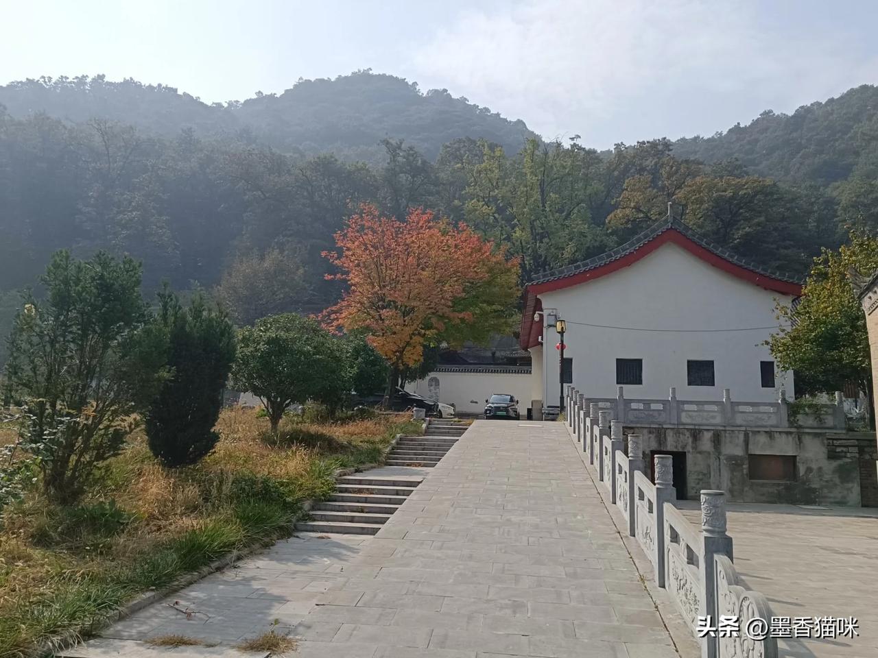 #秋日生活打卡季#天气晴朗，来到长安区至相寺，从白塔寺门口进山，步行一万多步就到