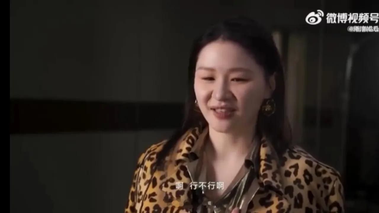 金靖官宣怀孕之后接受了采访，在任何时候，你都会看到搞笑无厘头的金靖，但是这次你看