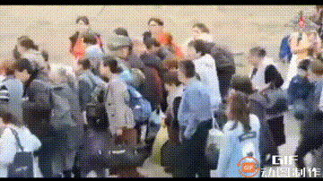 卡拉巴赫维和部队阵地的镜头，大量平民来到俄罗斯军方的保护下寻求庇护。
俄军保护卡