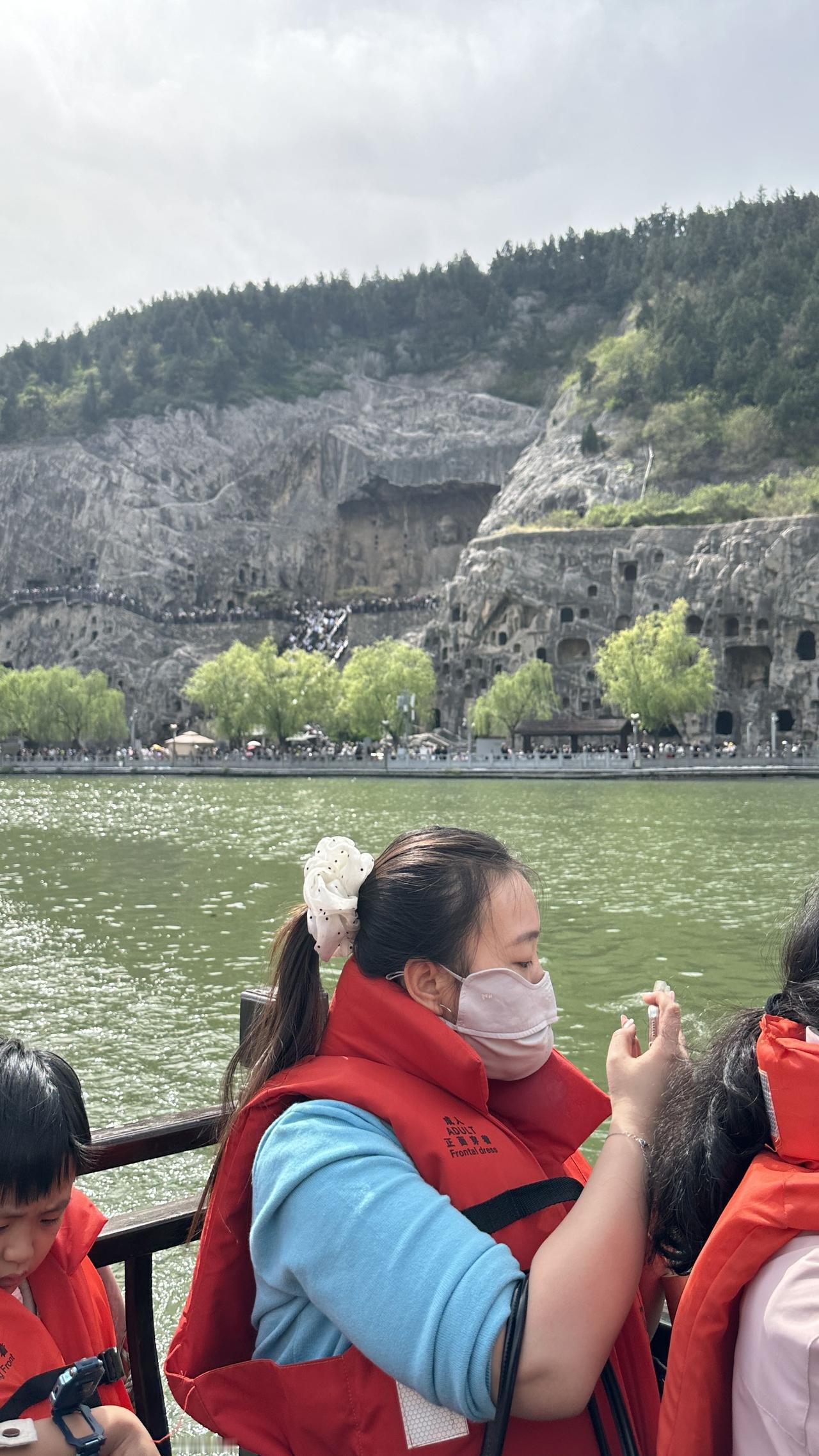 龙门石窟洛水游船风景～

龙门洛水

伊洛清波绕翠峦，
龙门山色映晴澜。
风拂柳