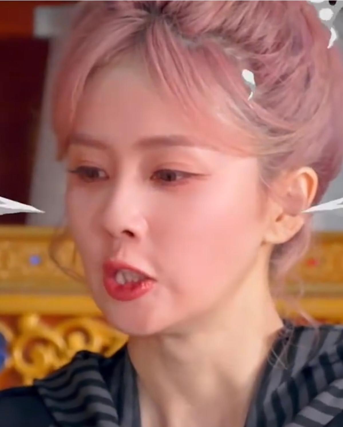 白鹿，不能吃辣还硬吃，结果辣成了表情包！

白鹿在最新一档综艺中表演吃辣椒，看她