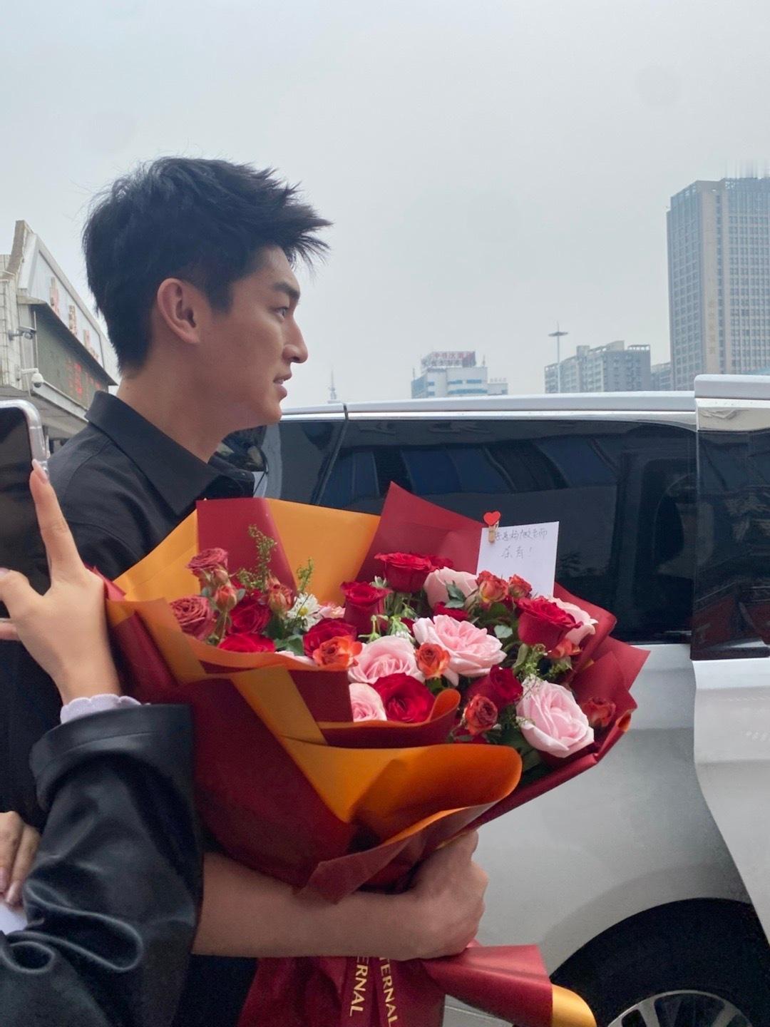 #杨旭文卢凌风# ⭐#杨旭文出道十周年# 故事很长，我就长话短说：喜欢你，很久了