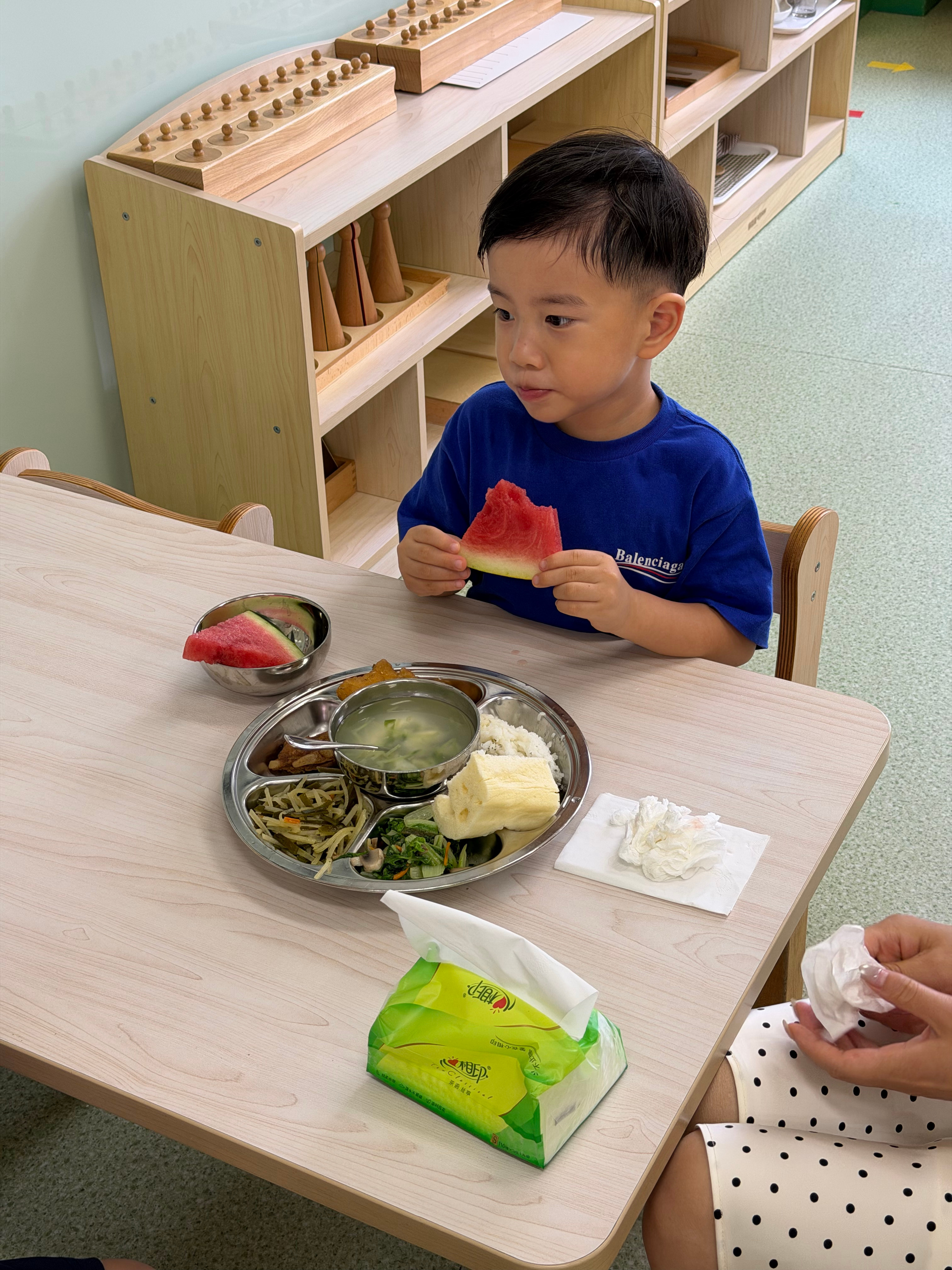 今日事宜 看幼儿园[嘻嘻]橙子说这好啊 明天我就要来[允悲]不是说好的不来幼儿园