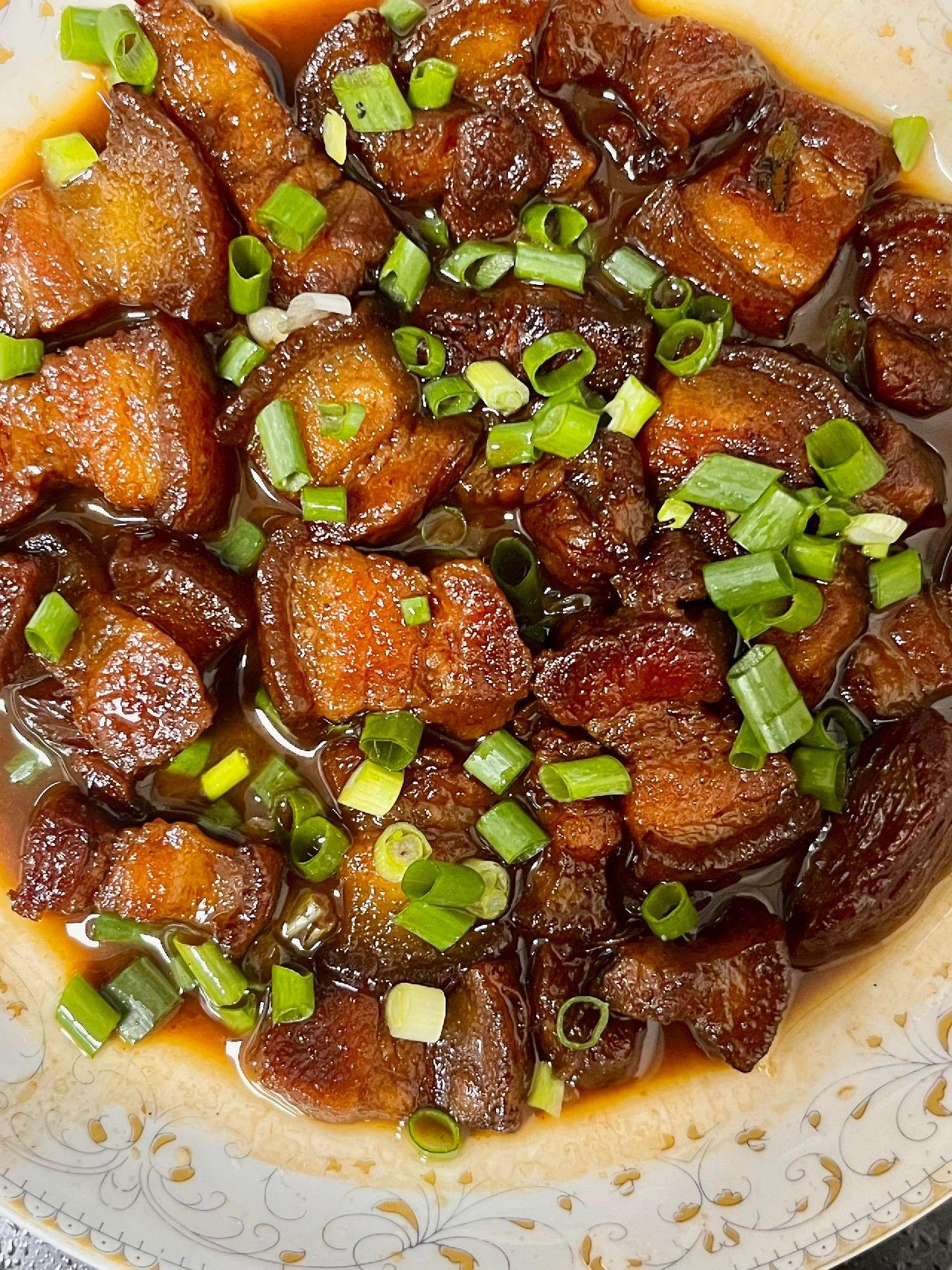 外婆味道的红烧肉来了，巨好吃！
这道红烧肉，真是太有外婆的味道了。肉质入口即化，