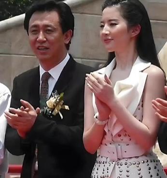 许家印这贼子还真是谁都请过啊
第一次发现刘亦菲当年也大把的钞票邀请过
这是200