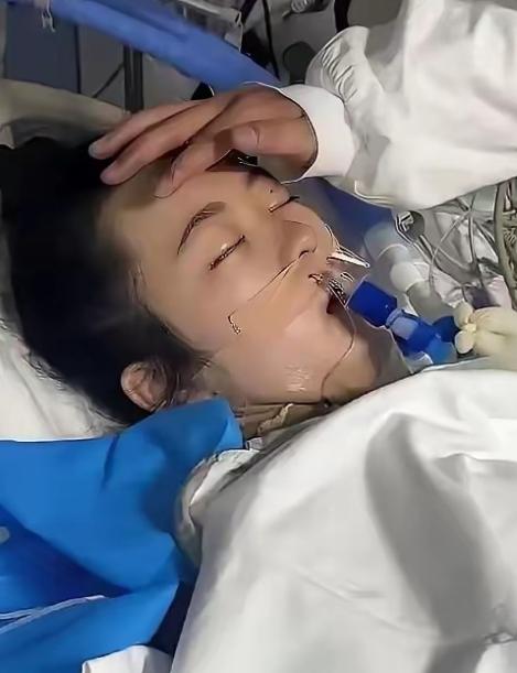 河南，21岁女孩病危，临终前死死抓住父亲的手不放，然后断断续续说出了自己的遗愿：