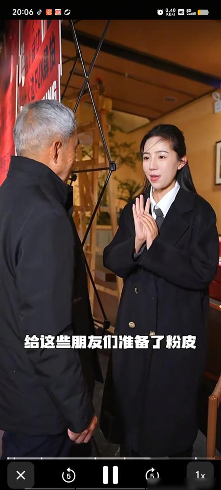 麦小登，当年央视点赞的最美瓜二代，如今被老粉喊卖货登。这反差，就离谱。
 
从镜